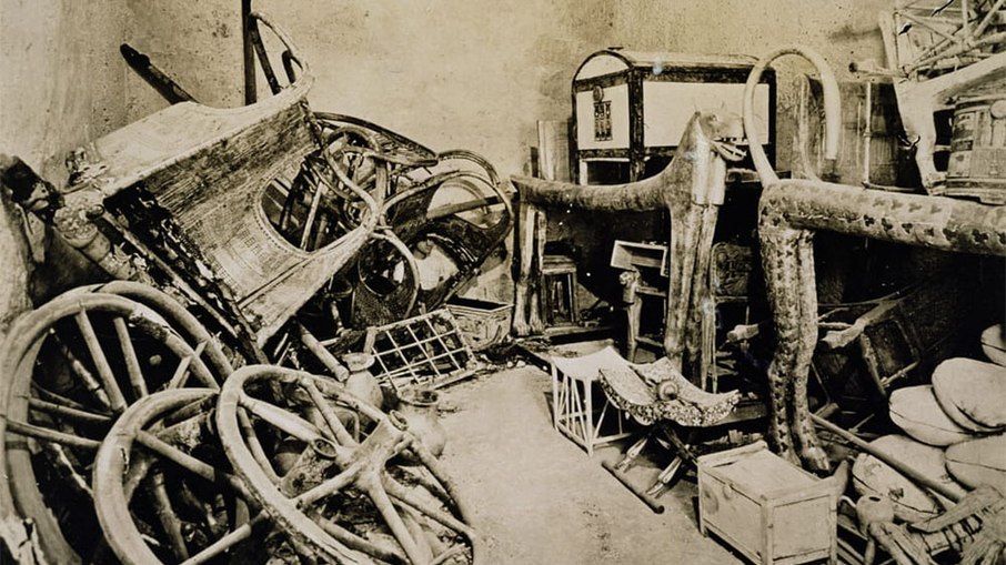 Câmara da tumba de Tutankhamon ainda com os artefatos Câmara da tumba de Tutankhamon ainda com os artefatos