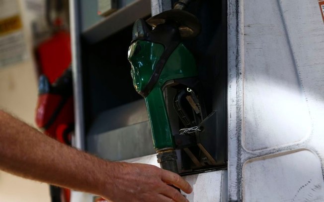 AGU pede investigação contra distribuidoras por não repassarem ao consumidor queda nos combustíveis AGU pede investigação contra distribuidoras por não repassarem ao consumidor queda nos combustíveis