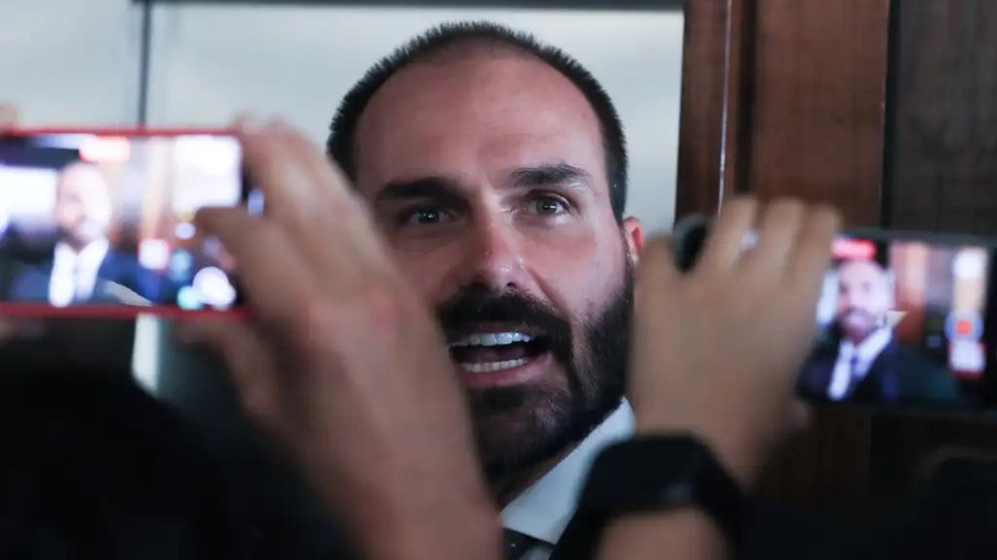 Eduardo Bolsonaro durante entrevista a imprensa Eduardo Bolsonaro durante entrevista a imprensa