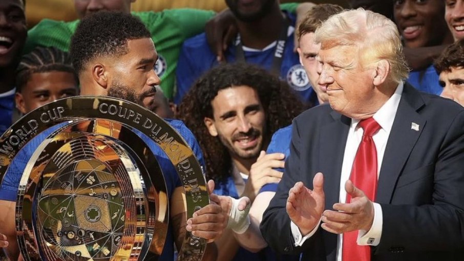 Donald Trump junto aos jogadores do Chelsea enquanto levantavam a taça do Mundial Donald Trump junto aos jogadores do Chelsea enquanto levantavam a taça do Mundial
