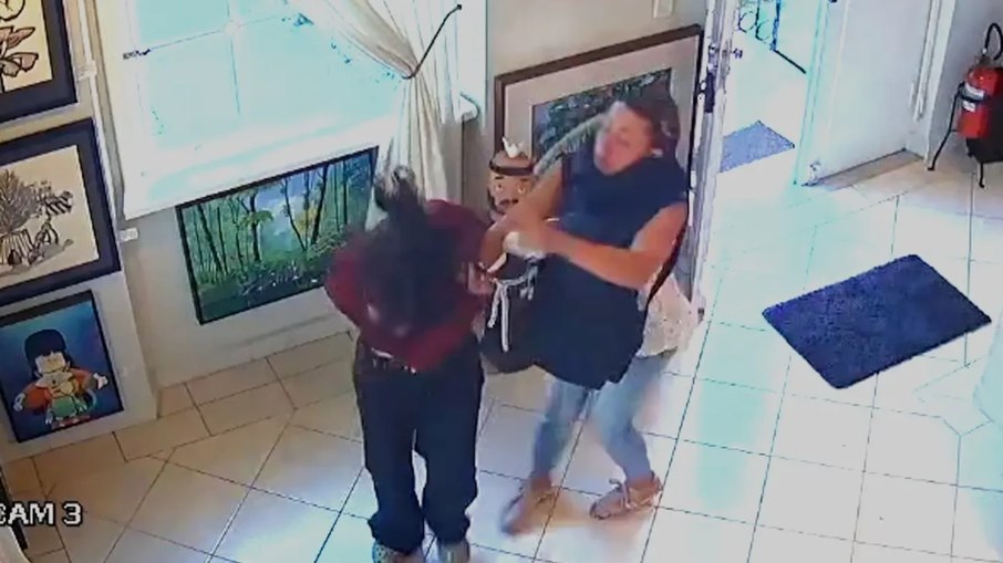 Jovem de 18 anos é agredida por andar sem sutiã na rua em Curitiba