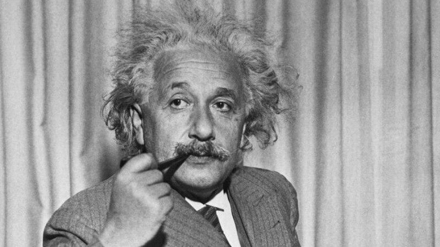 Einstein dedicou anos a desvendar os segredos do espaço-tempo e dos buracos negros. Einstein dedicou anos a desvendar os segredos do espaço-tempo e dos buracos negros.