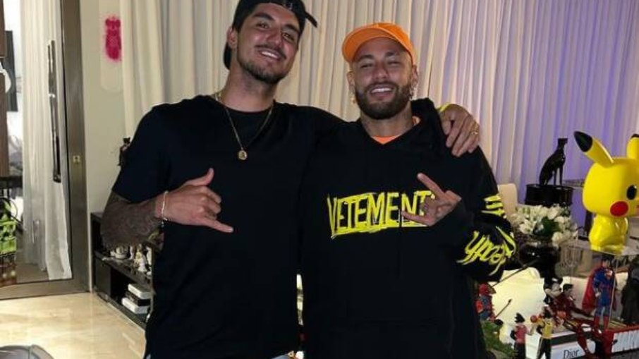 Chocado! Reação de Gabriel Medina ao Batmóvel de Neymar viraliza