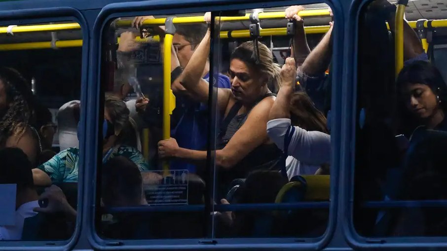 Onda de vandalismo altera comportamentos de passageiros do transporte coletivo Onda de vandalismo altera comportamentos de passageiros do transporte coletivo