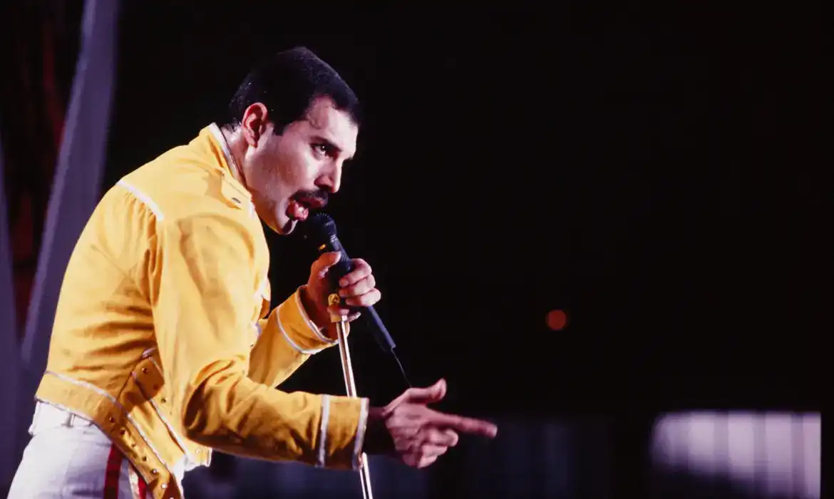 Freddie Mercury teria dado diários escritos por ele para a suposta filha secreta. - Foto: reprodução/ Queen