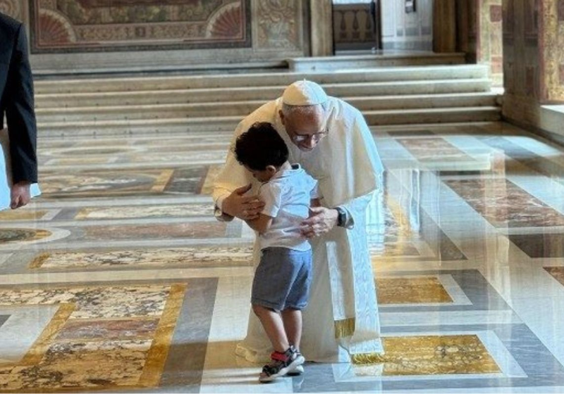 Garotinho interrompe audiência no Vaticano para abraçar o Papa e cena emociona O garotinho correu para abraçar o Papa Leão XIV e deixou todos emocionados - Foto: Divulgação/Padre Bruno Silvestrini/ND