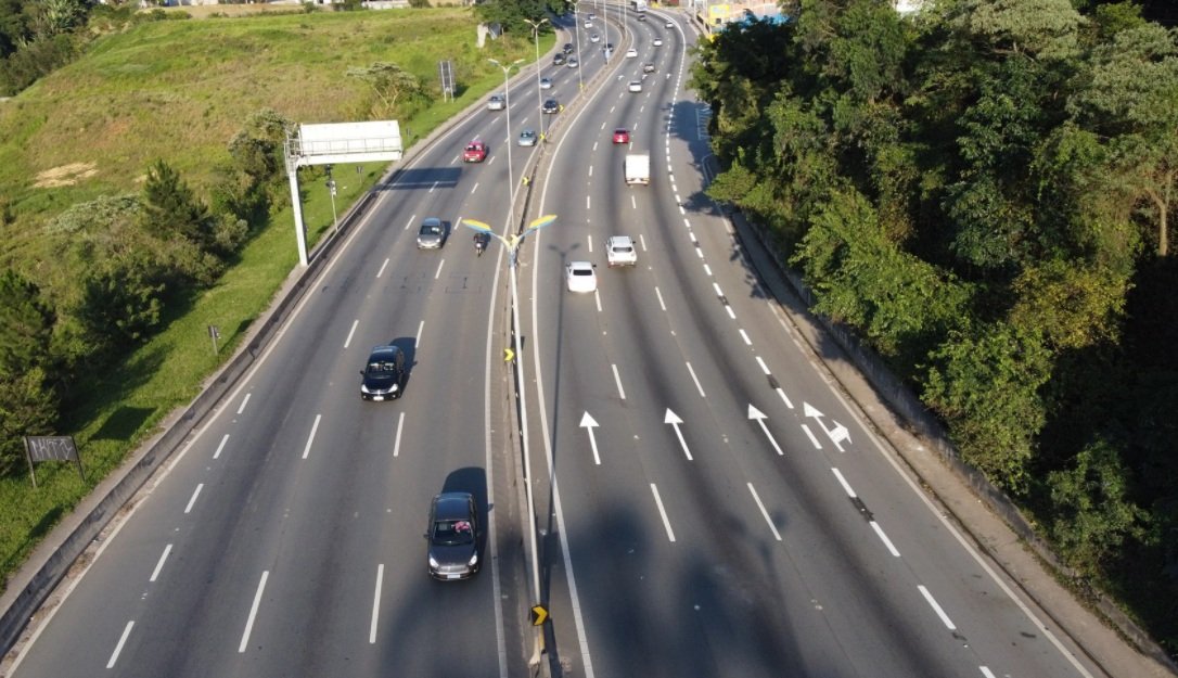 Trânsito de carros na rodovia
