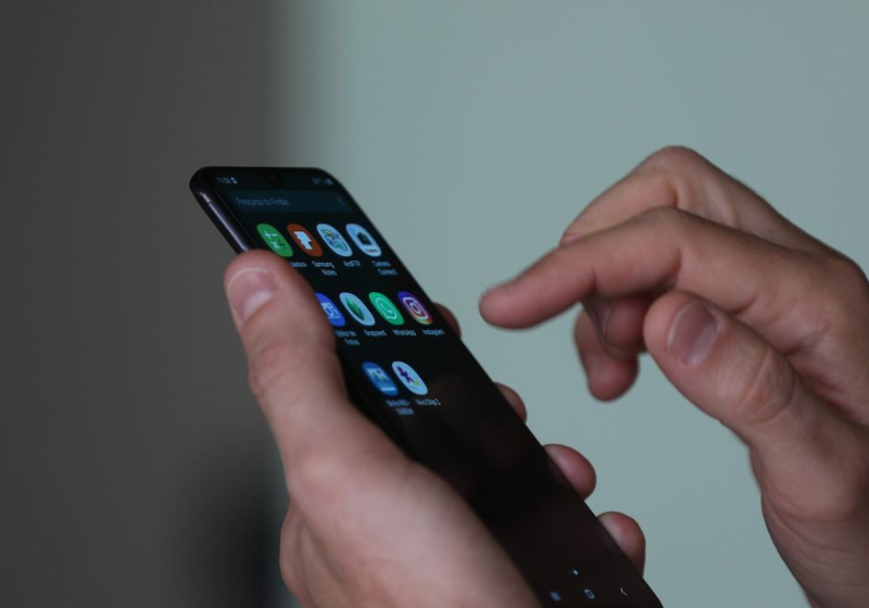 Como esvaziar a lixeira do WhatsApp para liberar memória do seu celular Esvaziar a lixeira do WhatsApp de tempos em tempos é fundamental para não sobrecarregar o aparelho. Ou desative o serviço que salva automaticamente ítens recebidos. - Foto: Tânia Rego/Agência Brasil