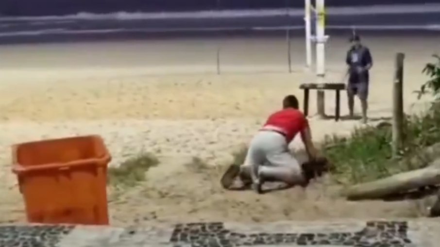 Turista desmaiado em praia após suposto 