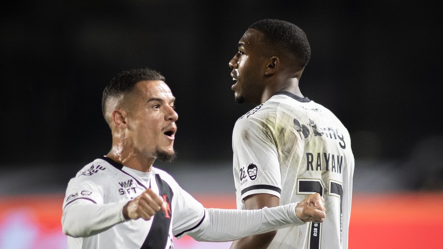Coutinho é uma das armas do time de Diniz contra o Atlético-MG, em São Januário