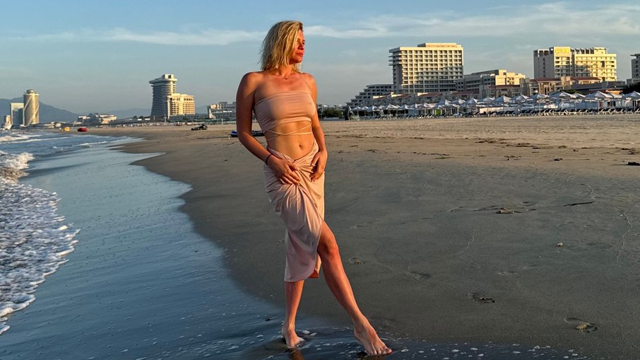 Turista russa posa em praia de resort, na Coreia do Norte
