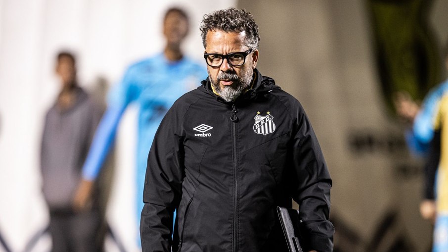 Cléber Xavier não resiste à goleada e é demitido do Santos