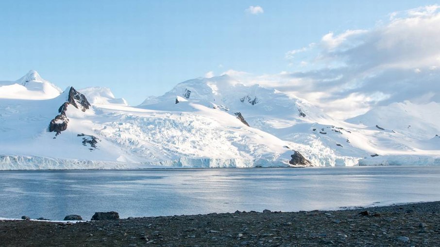 A Antártica está mostrando sinais preocupantes de mudanças rápidas em seu gelo, oceano e ecossistemas, dizem cientistas