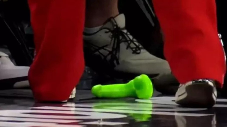 Brinquedos sexuais são arremessados em quadra durante jogos da WNBA