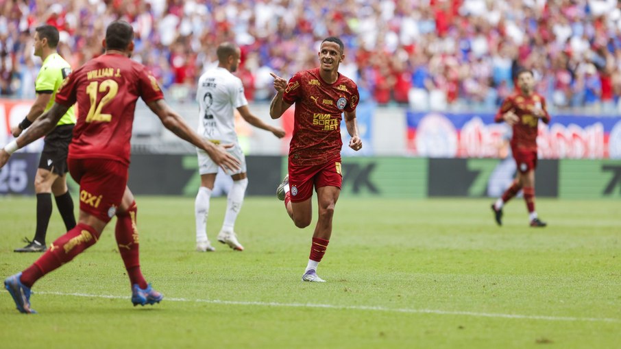 Luciano Juba marcou o primeiro gol da partida Luciano Juba marcou o primeiro gol da partida