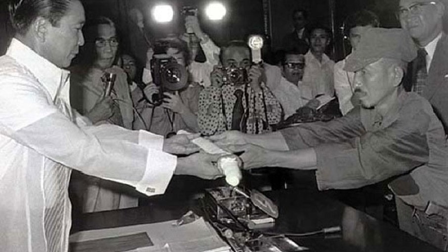 Hiroo Onoda (à direita) ofereceu sua espada militar ao presidente filipino Ferdinand Marcos (esquerda) no dia de sua rendição Hiroo Onoda (à direita) ofereceu sua espada militar ao presidente filipino Ferdinand Marcos (esquerda) no dia de sua rendição