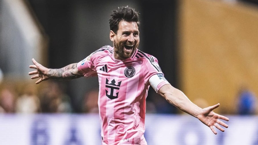 Na cola de CR7, Messi recebe oferta e pode jogar até os 41 anos