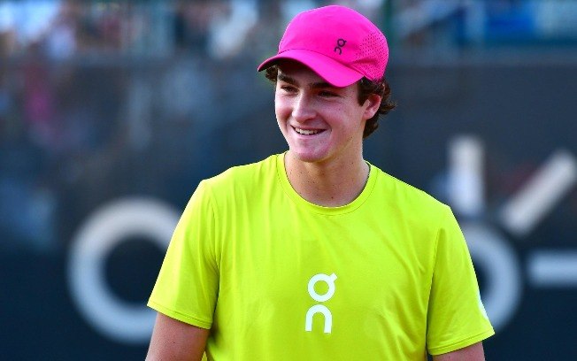 João Fonseca aquece durante o Rio Open 2025