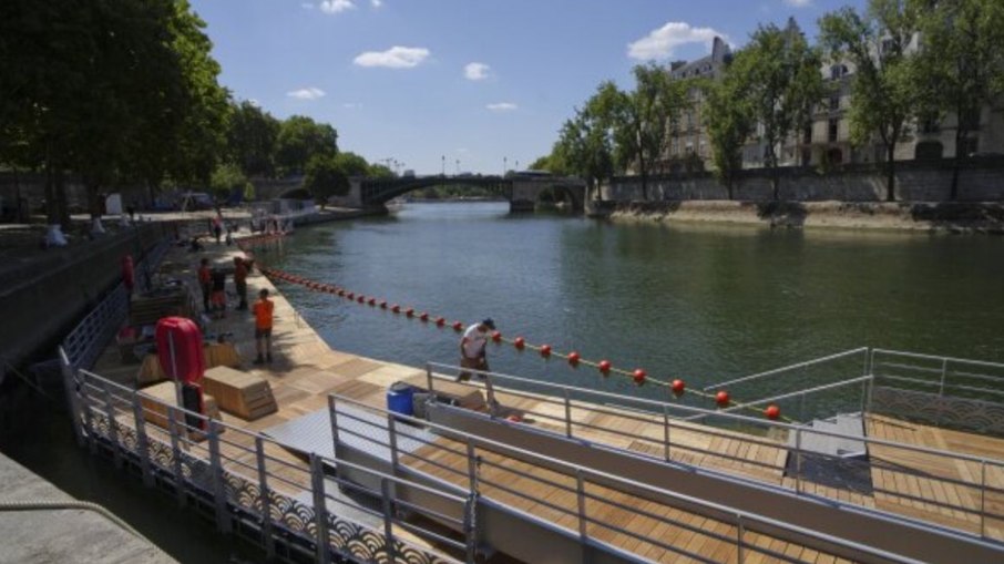 O rio Sena é um dos principais pontos turísticos da França