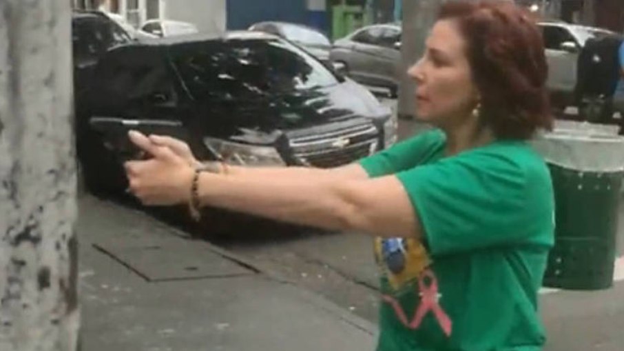 Deputada federal Carla Zambelli (PL) foi filmada apontando uma arma contra um homem negro Deputada federal Carla Zambelli (PL) foi filmada apontando uma arma contra um homem negro