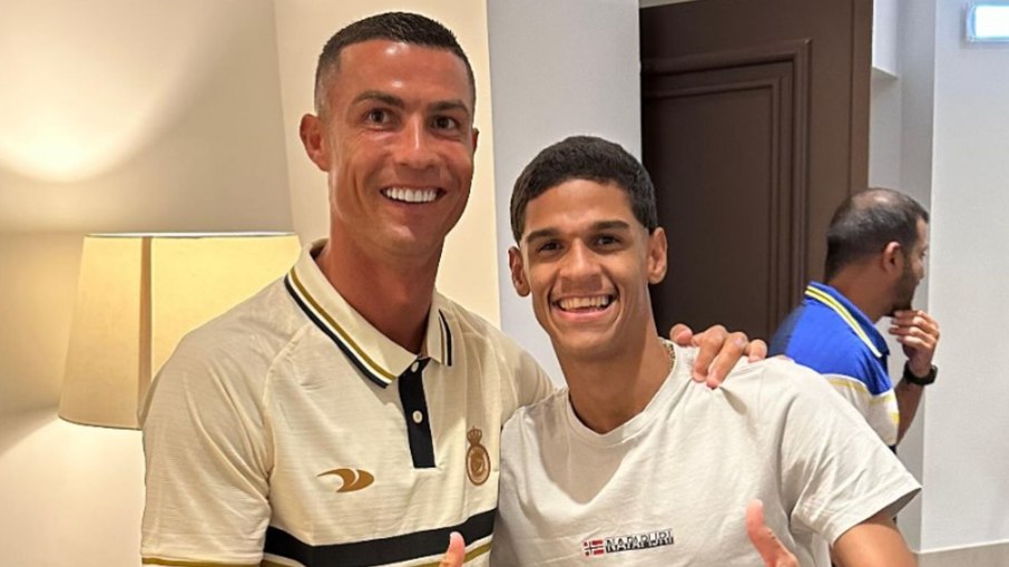 Luva de Pedreiro ao lado de Cristiano Ronaldo Luva de Pedreiro ao lado de Cristiano Ronaldo