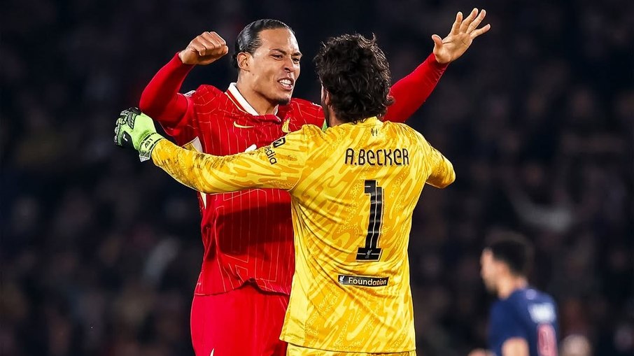 Virgil van Dijk e Alisson foram campeões com o Liverpool na temporada passada