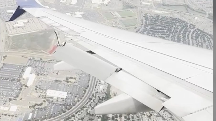 Um vídeo alarmante mostra parte da asa de um Boeing 737 quebrando e se soltando Um vídeo alarmante mostra parte da asa de um Boeing 737 quebrando e se soltando