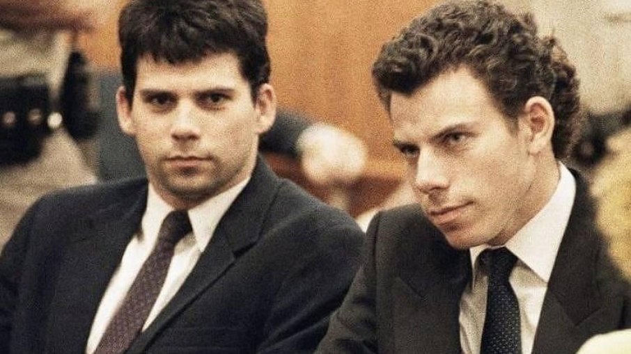 Os irmãos Menendez durante um julgamento em 1989. Lyle, à esquerda, e Erik, à direita Os irmãos Menendez durante um julgamento em 1989. Lyle, à esquerda, e Erik, à direita