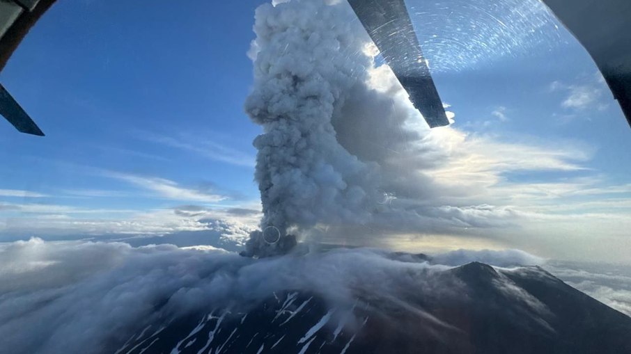 O vulcão Krasheninnikov entrou em erupção na tarde deste sábado (02)