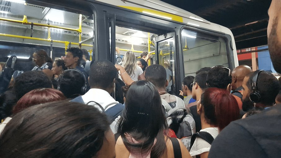 Ônibus estava lotado quando mulher solicitou ajuda ao motorista Ônibus estava lotado quando mulher solicitou ajuda ao motorista