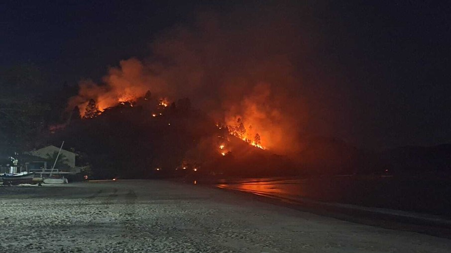 Incêndio na praia de Tabatinga