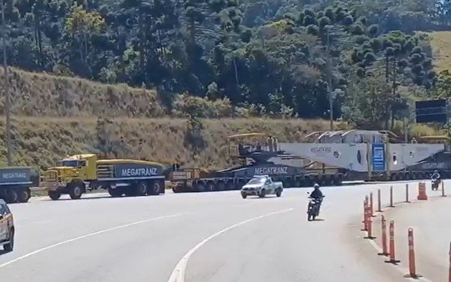 Carga gigante que passa pela BR-40 Carga gigante que passa pela BR-40