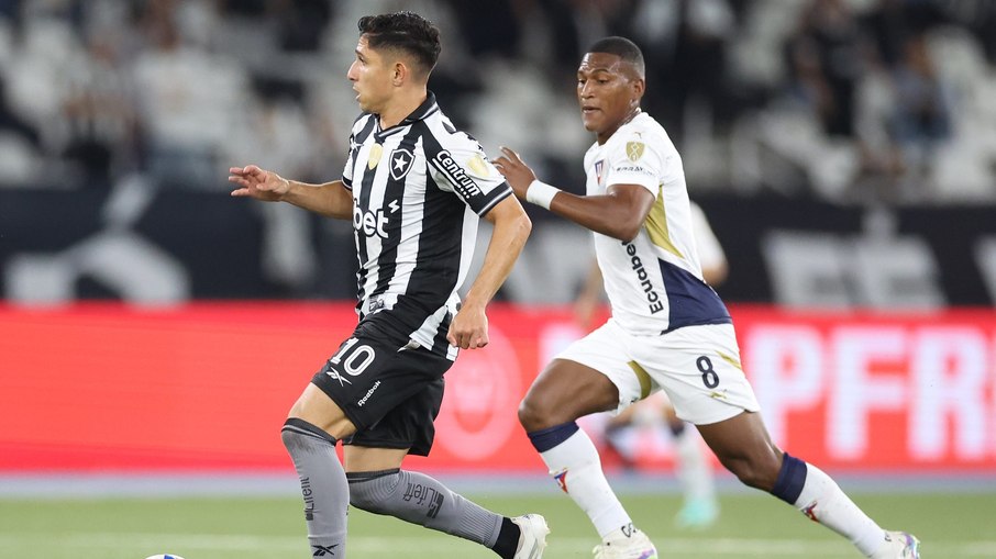 Sob os olhares de Carlo Ancelotti, Botafogo vence LDU no Nilton Santos