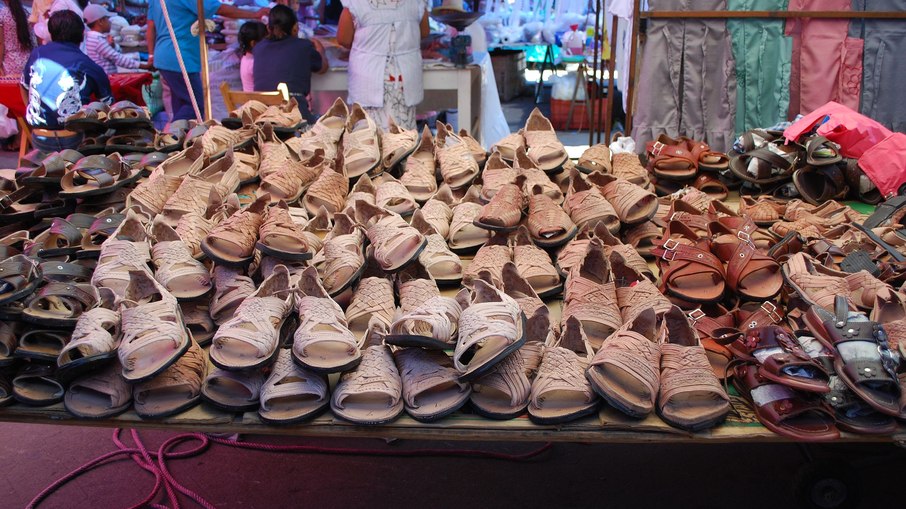 Sandálias huaraches à venda em mercado de Oaxaca, México Sandálias huaraches à venda em mercado de Oaxaca, México