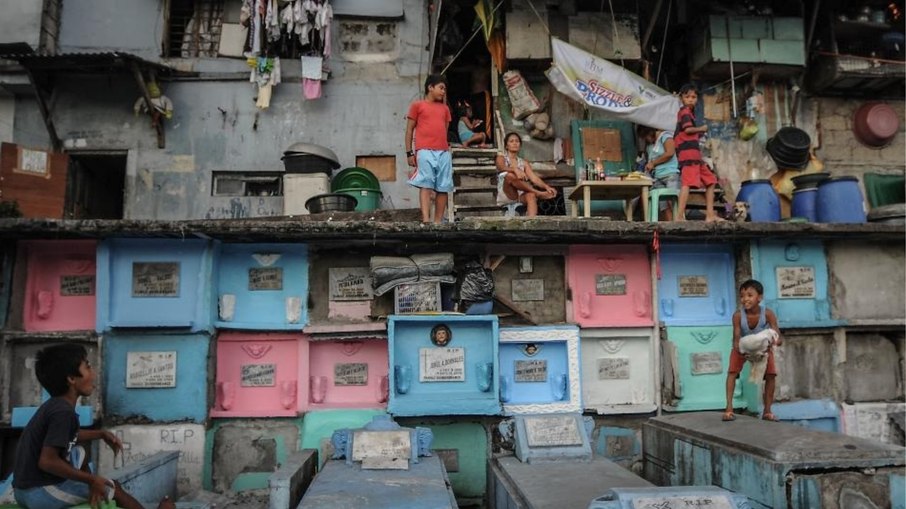 Conheça a cidade onde milhares de pessoas vivem em um cemitério