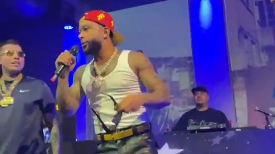 Memphis Depay cantou em show realizado nesta sexta-feira (22) Memphis Depay cantou em show realizado nesta sexta-feira (22)
