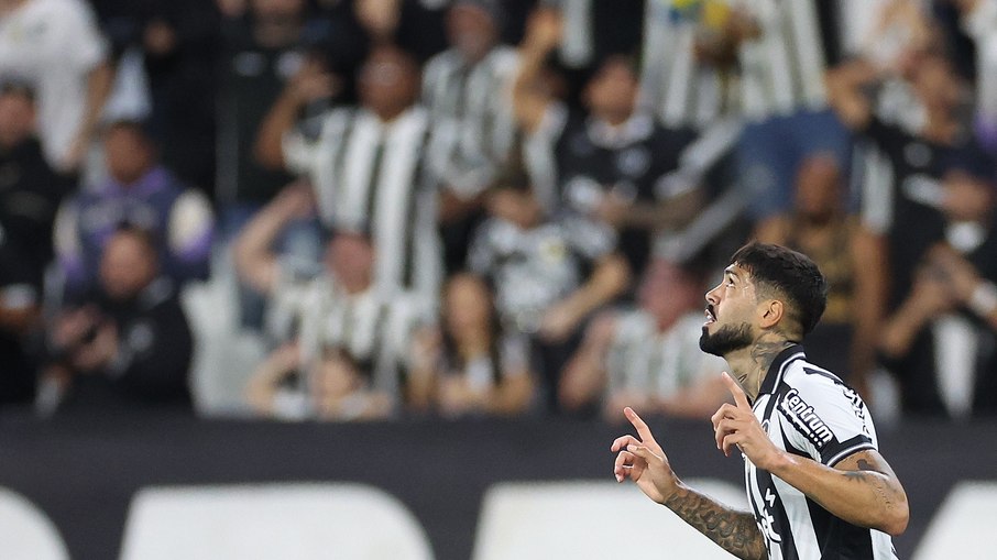Alexander Barboza comemora gol do Botafogo sobre o Bragantino