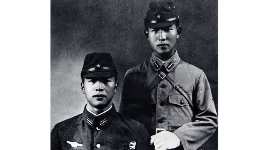 Hiro Onoda (à direita) e seu irmão mais novo, Shigeo Onoda (1944) Hiro Onoda (à direita) e seu irmão mais novo, Shigeo Onoda (1944)