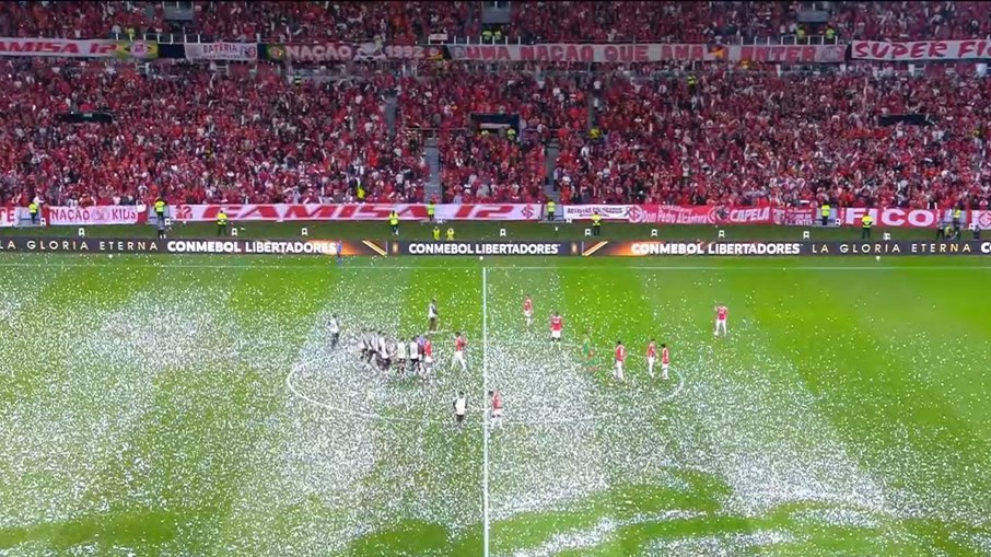 Chuva de papel picado atrasa duelo entre Internacional e Flamengo Chuva de papel picado atrasa duelo entre Internacional e Flamengo