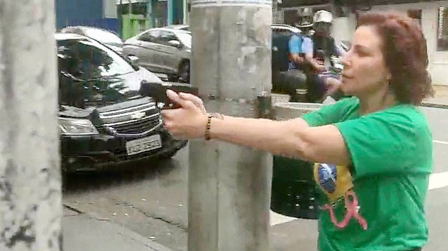 O caso em julgamento ocorreu em 29 de outubro de 2022, véspera do segundo turno das eleições presidenciais, quando Zambelli empunhou uma arma e perseguiu um homem, em São Paulo.