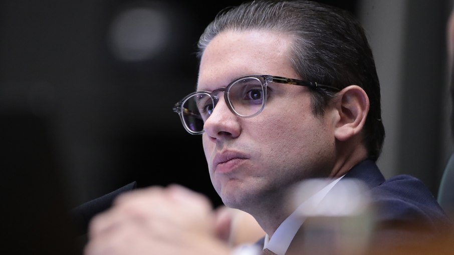 Presidente da Câmara dos Deputados, Hugo Motta (REPUBLICANOS) deve escolher um nome do Centrão para elaborar o parecer dos trabalhos da CPMI do INSS.