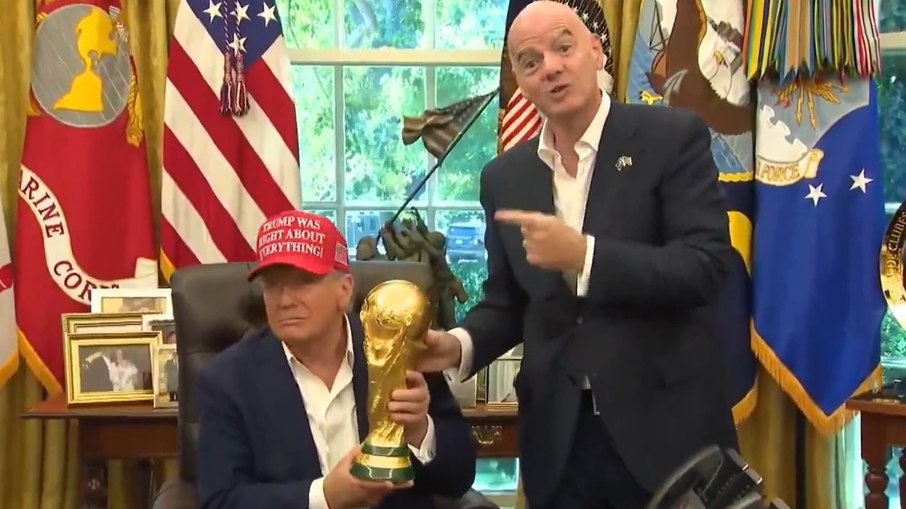 Trump brinca com taça e anuncia data do sorteio da Copa do Mundo Trump brinca com taça e anuncia data do sorteio da Copa do Mundo