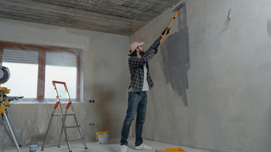 Homem trabalha em obra em apartamento.