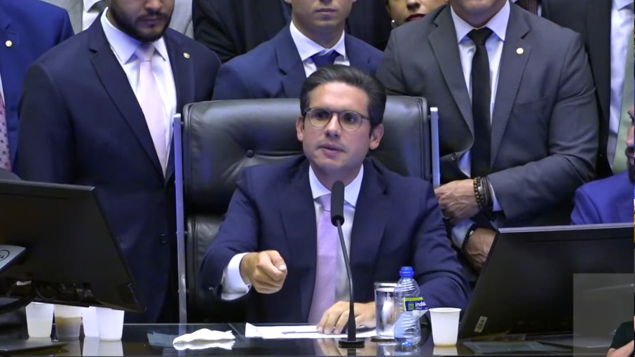 Hugo Motta vive isolamento na Câmara