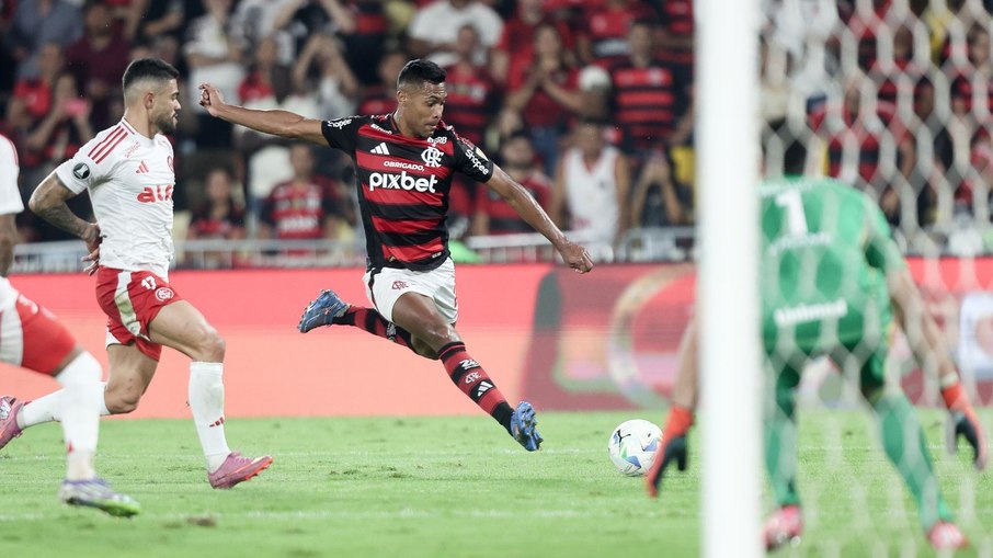 Flamengo finaliza muito, mas garante placar mínimo contra o Inter Flamengo finaliza muito, mas garante placar mínimo contra o Inter