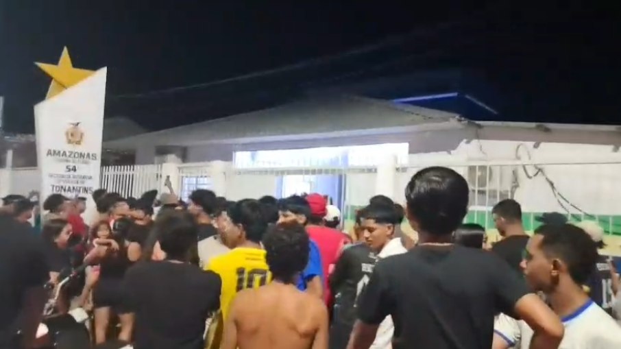 População na frente da delegacia, de onde homem foi retirado e morto