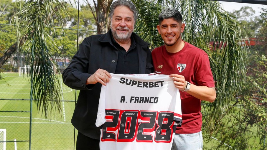 Torcida do São Paulo comemora permanência de Alan Franco