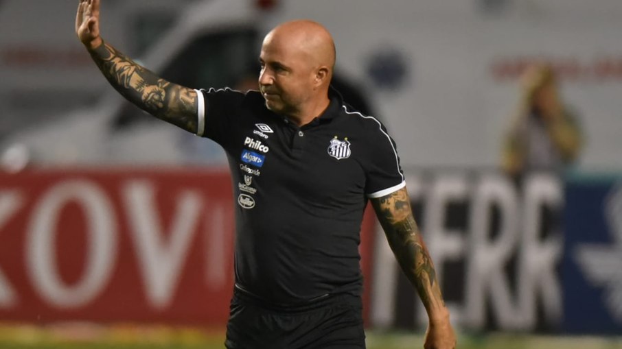 Jorge Sampaoli está livre no mercado após deixar o Rennes, da França, e tem sido ligado ao Santos
