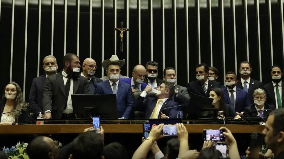 Parlamentares da oposição ocuparam as mesas diretoras do plenário do Senado e da Câmara