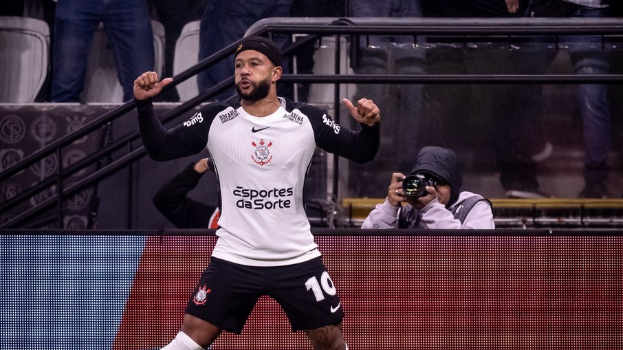 Memphis Depay marcou para dar a vitória ao Corinthians no clássico contra o Palmeiras